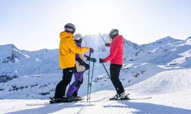 Skieurs au sommet d'une piste de Val Thorens