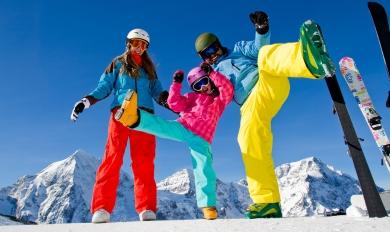 Famille en ski heureux d'être à Valmorel