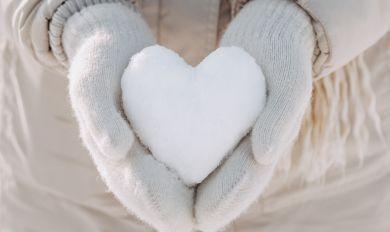 Coeur en neige dans les mains 