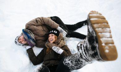 couple heureux dans la neige 