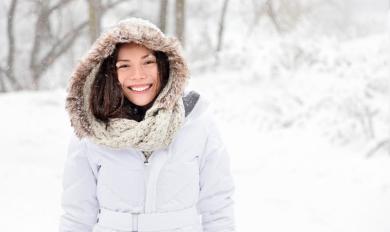 femme souriante dans un paysage enneigé