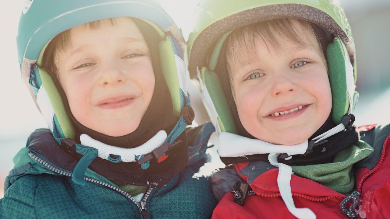 Enfants heureux de faire du ski aux Saisies