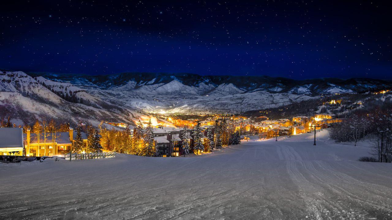 vue de nuit sur un station de ski